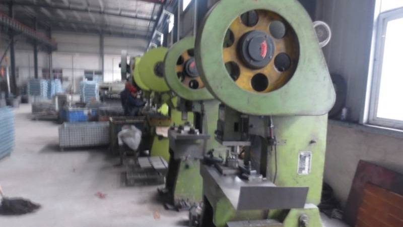 Heavy-duty steel storage container production